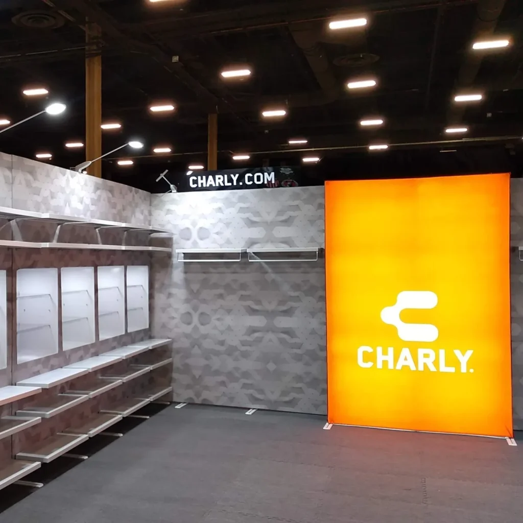 Hay banners de color amarillo, de la marca Charly, es un stand en Chicago