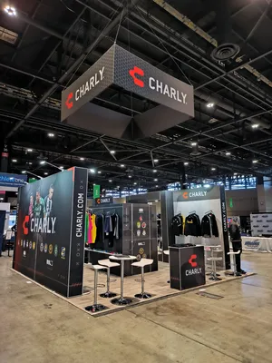 Un stand publicitario portátil, en una feria hay un stand montado por Expon