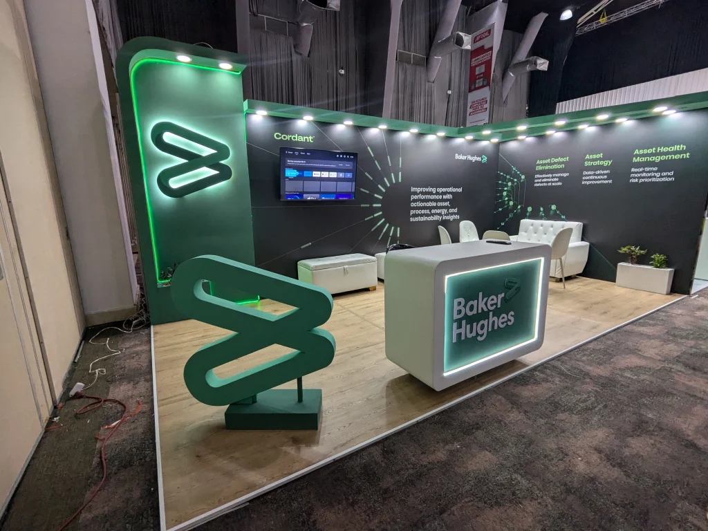 Exhibición de un cliente, el cual tiene un diseño de stand, la personalización es de color verde