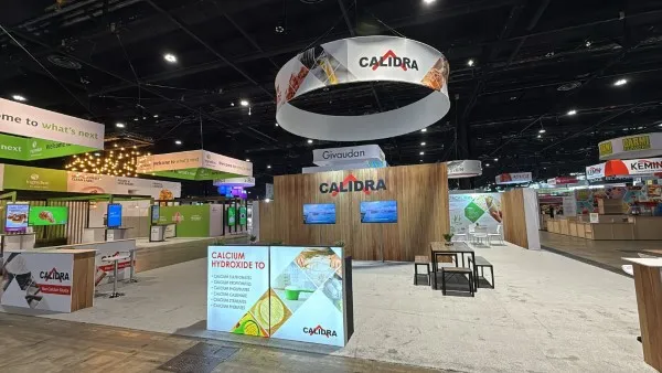 Venta de stands en Expon Global, dentro de un recinto hay un montaje de un stand