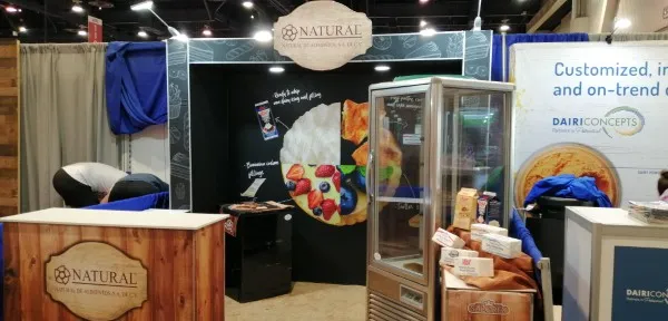 Detalle de la vitrina refrigerada en el funcional stand Querétaro de NATURAL, ideal para exhibición de alimentos.