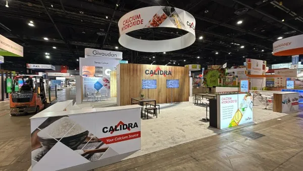 Gran stand Querétaro de CALIDRA con diseño en madera, counter y pantallas. Fuente de Calcio para la industria.