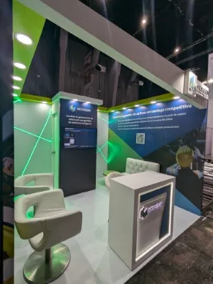 Stand de Hexagon con iluminación LED. Es fundamental conocer las medidas de stands para Estados Unidos al exportar diseño.