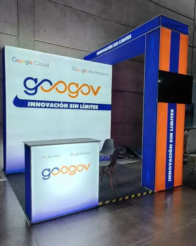 rimer plano de un stands para exposiciones modular, luminoso y moderno con la marca Googov (Google Cloud/Workspace), listo para un evento.