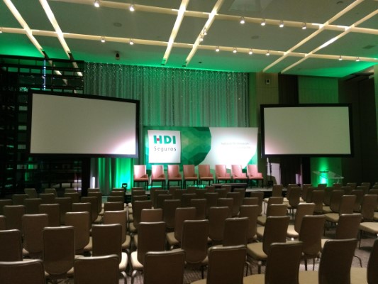 Aprende cómo montar un stand en una expo integrando escenarios para conferencias, pantallas gigantes e iluminación.