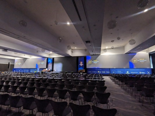Gran salón de conferencias con pantallas gigantes durante la inauguración de la feria exponaval Chile.