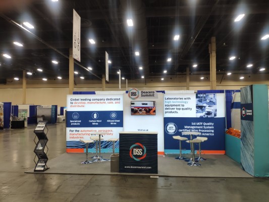 Ejemplo de cómo montar un stand en una expo de acero con muros informativos, pantallas LED y mobiliario tipo bar.