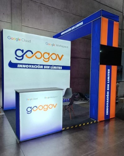 Stand iluminado de Googov y Google Cloud con arco publicitario para la feria Natural Products Expo West.