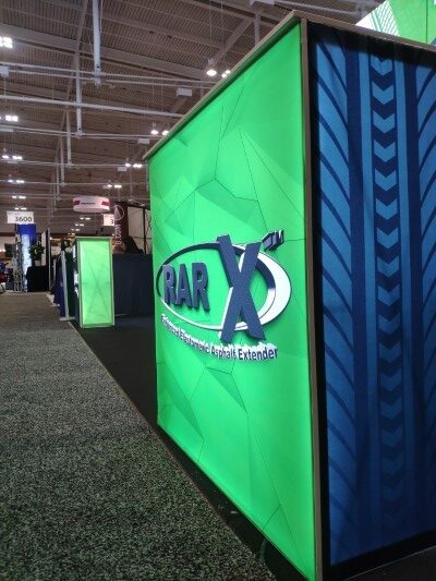 Detalle de tótem publicitario con iluminación LED de una empresa expositora en la feria exponaval chile.
