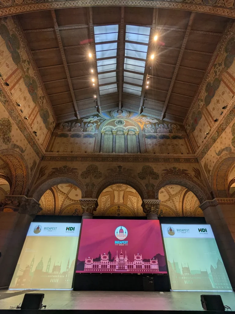 Pantallas LED integradas en un diseño de stands para eventos internacionales en el Museo de Bellas Artes de Budapest.