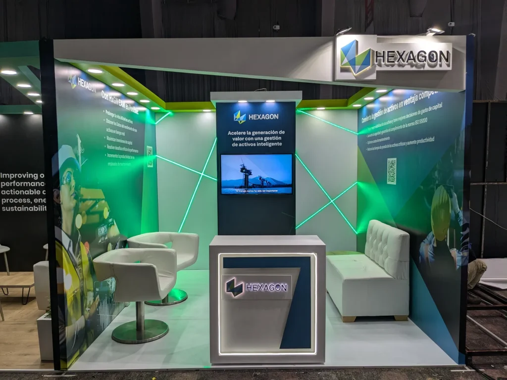 Stand tecnológico con luces LED neón verdes que marcan los stands 2026 y tendencias de stands 2026 de alto impacto.