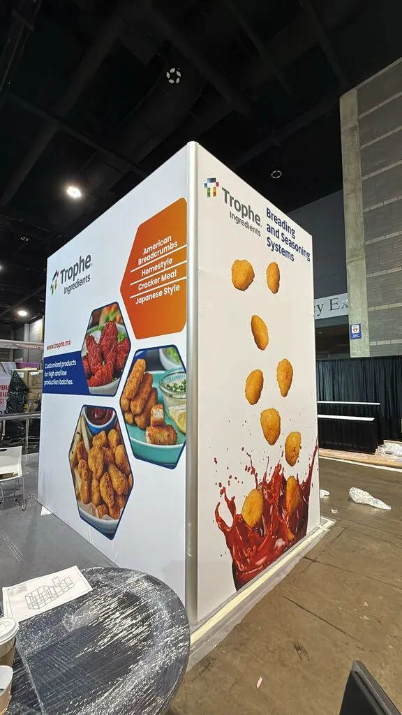 Stand sustentable de Trophe Ingredients con gráficos de alta calidad de alimentos empanizados y sistemas de sazonado.