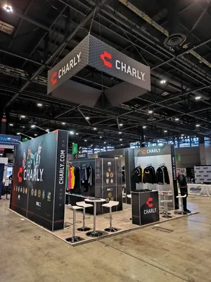 Montaje de stand deportivo con gráficos de alta calidad y estructuras aéreas como parte de un gran marketing ferial.