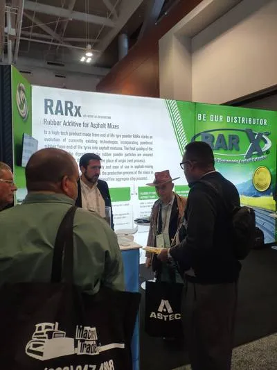 Ejemplo de qué son las ferias internacionales con empresarios negociando frente a un stand de productos innovadores.