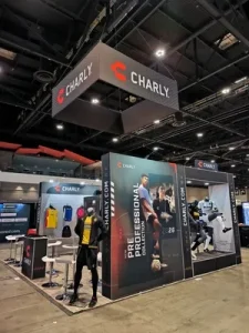 Stand de ropa deportiva Charly en ferias comerciales en Estados Unidos con maniquíes y publicidad de colección 2026