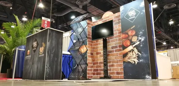 Stand de Mexipan con estilo rústico de ladrillo para panadería en ferias comerciales en Estados Unidos en Las Vegas.
