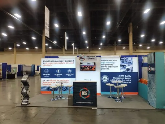 Estrategias para expos mostrando un stand corporativo completo con pantallas informativas y zona de atención.