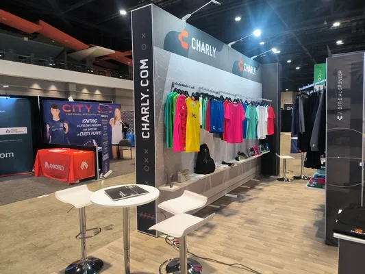 Stand de exhibición Charly con estanterías de ropa deportiva optimizadas mediante neurodiseño comercial