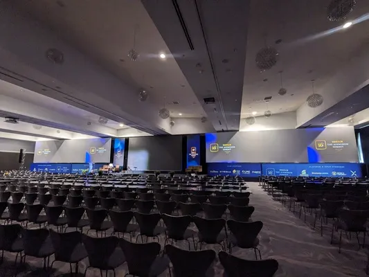 Vista panorámica de un auditorio amplio adaptado para diferentes tipos de ferias comerciales.