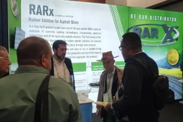 Conversación en el stand de RARx en Nashville. Importante verificar las medidas de stands para un flujo óptimo.