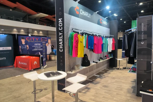 Exhibición de Charly con ropa colorida y soluciones logísticas de drayage.