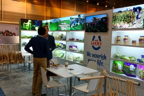 Uno de los tipos de stand, hay personas hablando que están en este stand