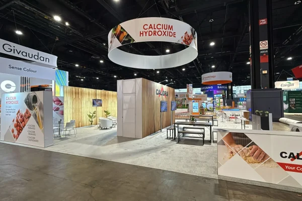 Amplio stand de Calidra y Givaudan exhibiendo productos con enfoque en drayage.