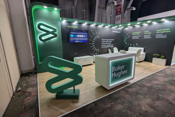 Exhibición de un cliente, el cual tiene un diseño de stand, la personalización es de color verde